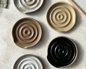 Handgemaakte moderne lepelsteun van aardewerk: minimalistisch aardewerk keukendecor