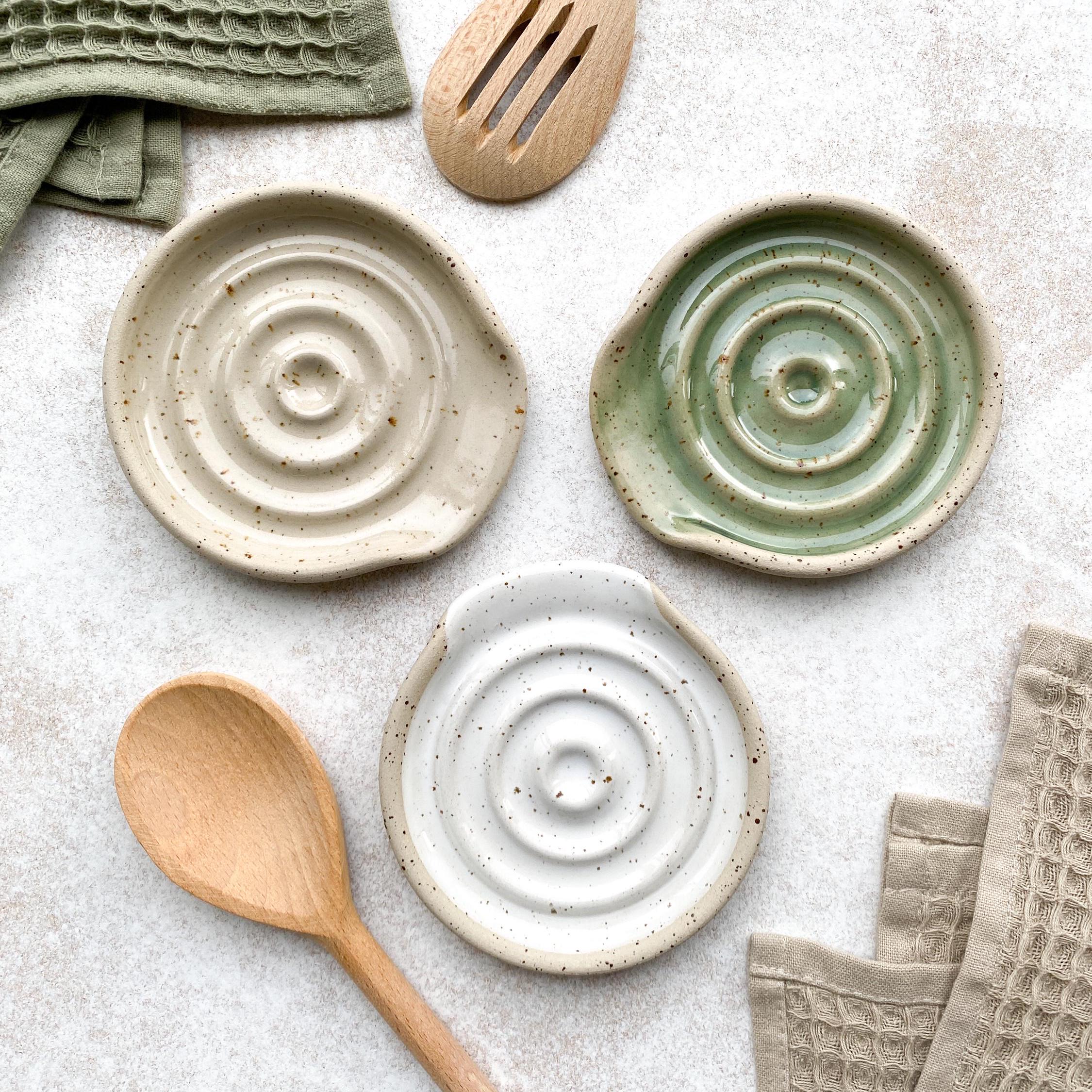 Auanlay Poggiamestolo per piano cottura, porta cucchiaio in ceramica per bancone da cucina, poggia utensili da cucina, porta cucchiaino da caffè, poggia cucchiaio per mestoli spatola (bianco