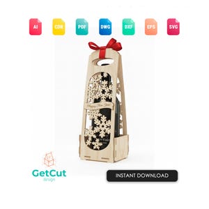 Puede incluir: Un portabotellas de vino de madera con recortes de copos de nieve y una cinta roja. El soporte tiene el texto "Happy New Year" y "Vale". El diseño está disponible para descarga instantánea.