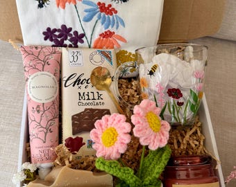 Mother’s Day Gift Box for Her – Spring Spa Gift Basket with Bee Kitchen Towel, Floral Mug or Glass Cup, Self-care, get well soon