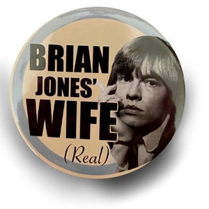 Insignia/pin/botón de la esposa de Brian Jones (real)