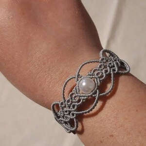 Grey macrame bracelet with white pearl, adjustable, beautiful and unique