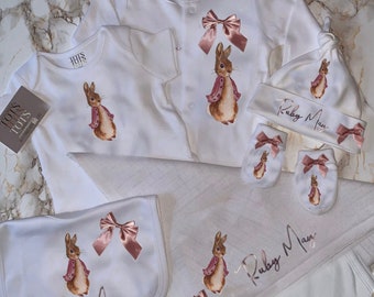 Flopsy Rabbit Baby - Rose - Gepersonaliseerde geboortecadeaus - Coming Home Outfits - Newborn - Babycadeaus - Babyshower - Babyoutfits - Babycadeau