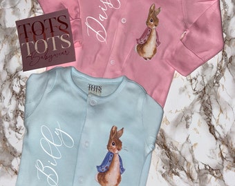 Handgefärbter personalisierter Baby-Schlafanzug – Geburtsgeschenk – Peter Rabbit – Flopsy Rabbit Coming Home Outfit – Neugeborenes – Baby-Andenken – Babyparty
