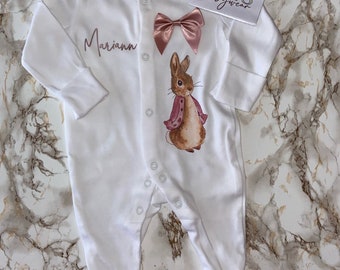 Flopsy Rose Rabbit personalisierter Baby-Schlafanzug – Geburtsgeschenk – Coming-Home-Outfit – Neugeborenes – Baby-Andenken – Babyparty – Baby-Geschenk