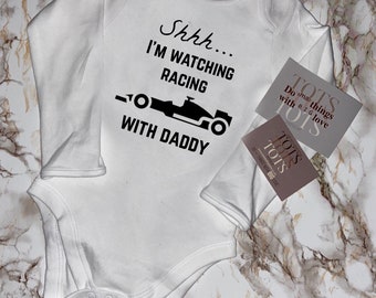 Shh, ik kijk naar racen met papa - papa's jongen - papa's meisje - racen - cadeau - nieuwe vader - babyshower - babycadeau