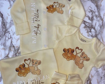 Handgeverfde babykleding - Geboortecadeau - Coming Home Outfit - Leeuw - Newborn - Babyaandenken - Babyshower - Babycadeauset