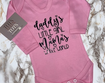 Papa's kleine meisje - Mama's hele wereld - Babyaankondigingscadeau - Coming Home Outfit - Newborn - Baby Keepsake - Babyshower