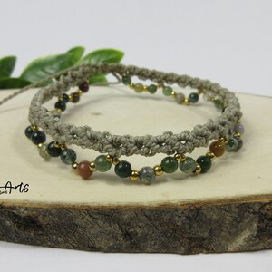Peut inclure: Un bracelet en macramé à double brin avec des perles vertes, brunes et dorées. Le bracelet est fait de fibres naturelles et a un design simple et terreux.