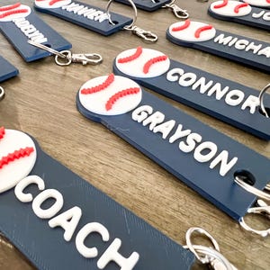 Personalisierte Baseball Keychain mit Namen | Personalisiertes Team Geschenk | Softball oder Baseball Taschenanhänger | Coach Geschenk | Spieler Geschenk | Sport-Schlüsselring