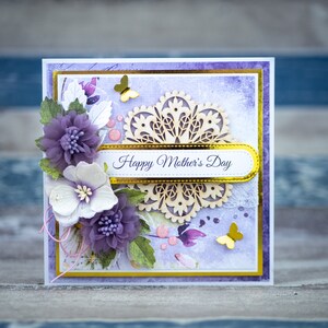 Carte joyeuse fête des mères faite à la main avec étiquette/signet. Carte de fête des mères faite main de luxe/papillons