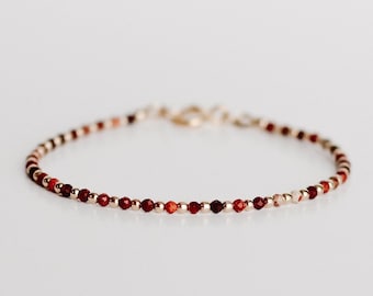 Petit bracelet de perles - Jaspe rouge bréchique facetté et or 14 carats