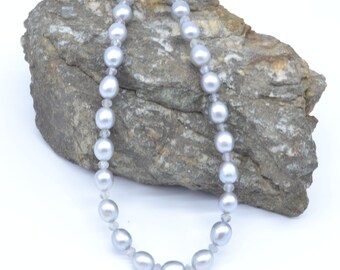 Beautiful grey pearl and faceted labradorite necklace. oval grey/silver traditional pearl with sparklng good flash labradorite