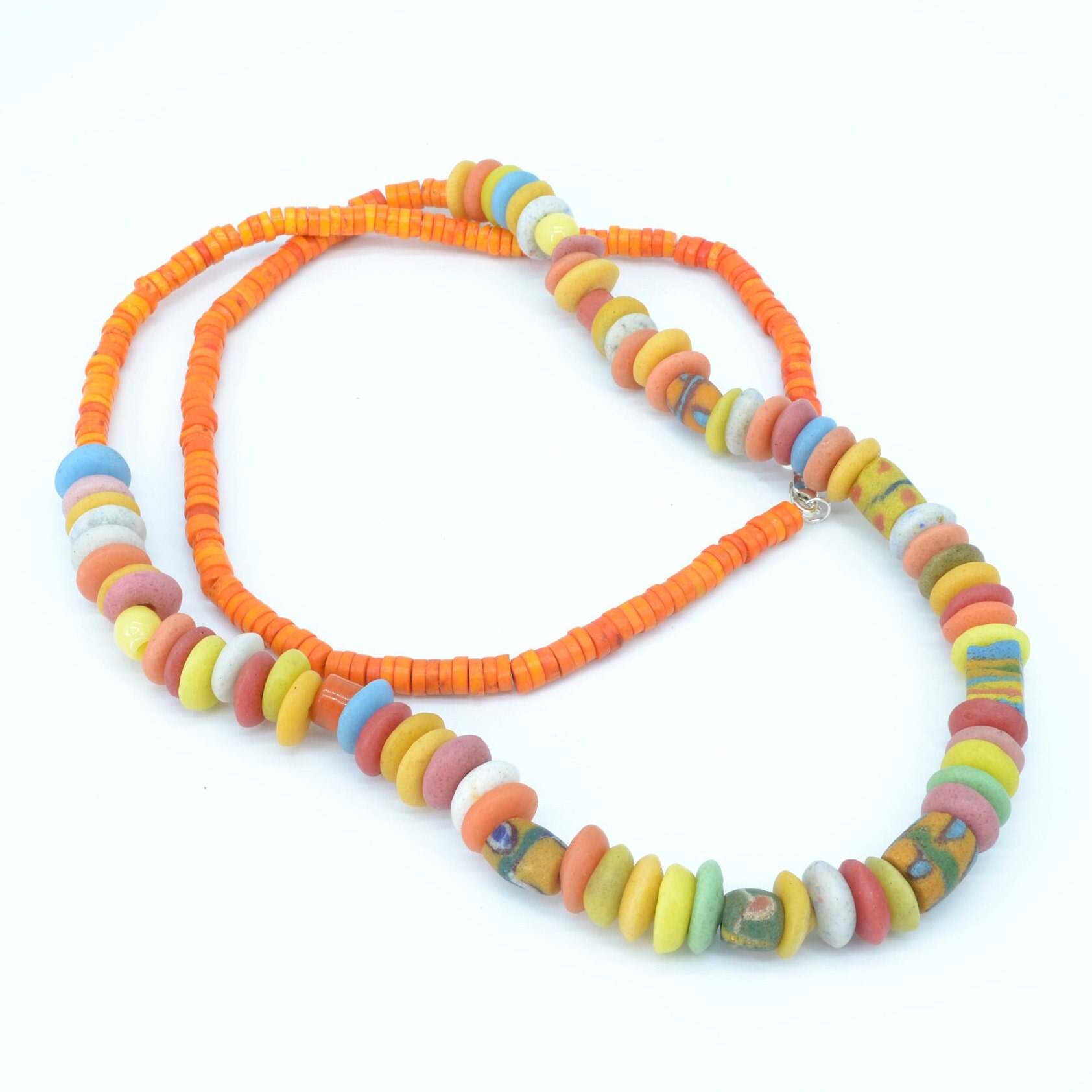 Collier Africain En Verre Et Résine - Tons Orangés - Longueur 71-80 Cm - Occasion