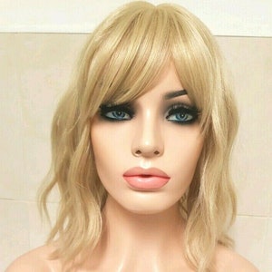 FAST DISPATCH Aniyah Light Golden Blonde Human Hair Blend Wig Classic cap Long bangs fringe curly waves short bob