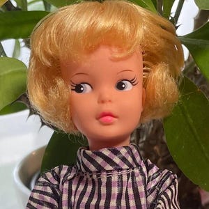 Vintage Davtex Tammy-Stil Puppe, blond 1960er 1970er Jahre Klon, kariertes Kleid, Hong Kong Sammler