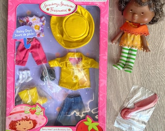 2003 Rainy Days Berry  | Strawberry Shortcake Doll Clothes & Accessories | Galoshes, Raincoat, Hat + More!
