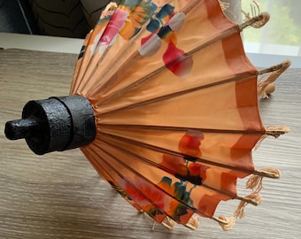 Sombrilla de muñeca asiática vintage: tela pintada a mano y encaje de ganchillo.