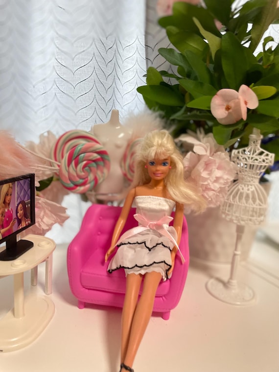 Vintage Simbu Fashion Doll in Elegant White Ruffle Dress | 1990s Barbie Clone - Etsy Hong Kong Vintage Simbu Fashion Doll in Elegant White Ruffle Dress | 1990s Barbie Clone - Etsy Hong Kong