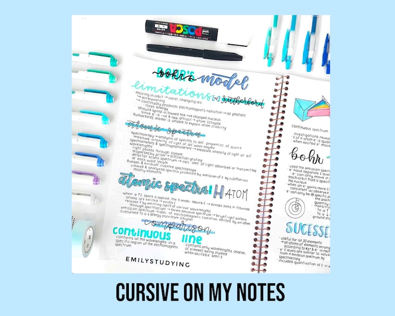 Pode incluir: Uma p&aacute;gina de notas escritas &agrave; m&atilde;o num caderno de espiral com destaques azuis e cor-de-rosa. As notas discutem o modelo at&oacute;mico de Bohr, os espectros at&oacute;micos e a compara&ccedil;&atilde;o entre os espectros cont&iacute;nuos e os espectros de linhas. O texto inclui as palavras "modelo de Bohr", "limita&ccedil;&otilde;es", "espectros at&oacute;micos", "compara&ccedil;&atilde;o", "cont&iacute;nuo" e "linhas".