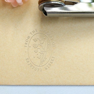 Dalla biblioteca di embosser, timbro embosser personalizzato con mughetto, embosser per libri personalizzato, regalo personalizzato per l'insegnante