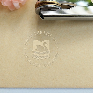 De la biblioteca de Embosser Stamp, sello de relieve de libro de cisne, grabador de libros personalizado, sello de relieve personalizado, regalo para amantes de los libros