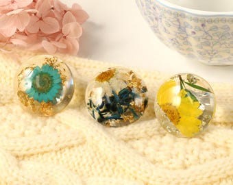Pomello per cassetto in resina a forma di margherita, pomello rotondo per mobile con fiori secchi, pomello unico, pomello decorativo per mobile con fiori, pomello con margherita blu gialla bianca
