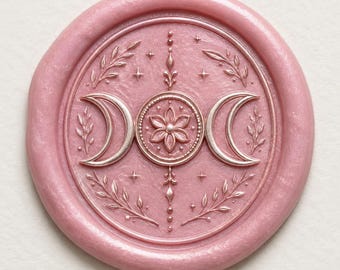 Può includere: Un sigillo in cera circolare di una tonalità rosa chiaro scintillante con un design in rilievo. Il centro mostra un fiore a sei petali all'interno di un cerchio perlato, affiancato da due lune crescenti. Delicati rametti e piccole stelle circondano il motivo.
