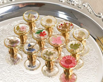 Harz Blumen Schubladenknopf, getrocknete Blume Gold eingefasster runder Schrankknopf, einzigartiger Knopf, dekorativer Blumenschrankknopf, Blumenmessingknopf