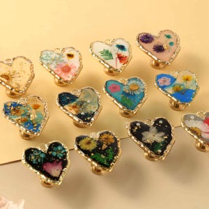 Tirador de cajón de resina con forma de corazón de flor, tirador de armario negro con flor seca, tirador único, tirador de armario decorativo con forma de flor, tirador de latón con forma de flor