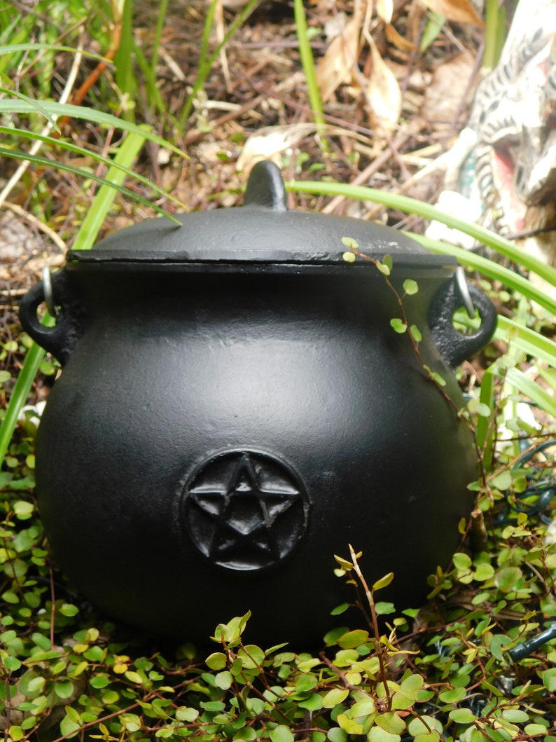 Extra Large Cast Iron Cauldron 3.8kg 20 x19 cm Cauldron In image 1