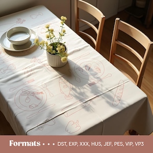 Puede incluir: Un mantel crema con un diseño de contorno rojo de alimentos y utensilios, incluyendo platos, pescado y una baguette. Un pequeño jarrón con flores amarillas está sobre la mesa. El texto "Formats... DST, EXP, XXX, HUS, JEF, PES, VIP, VP3" está en la parte inferior.