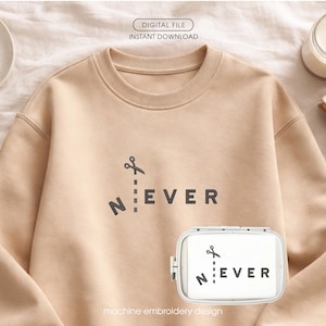 以下が含まれることがあります： ダークグレーで「NEVER」という文字がプリントされたベージュのスウェットシャツ。文字をカットするハサミのグラフィック。同じデザインの小さな刺繍枠が右下にあります。上部のテキストは「デジタルファイルインスタントダウンロード」と書かれています。
