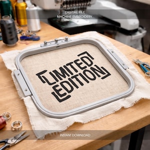 Può includere: Un telaio da ricamo grigio contiene un tessuto beige con le parole "LIMITED EDITION" in nero. Il testo è in un carattere in grassetto e a blocchi. Sono visibili anche le parole "DIGITAL FILE MACHINE EMBROIDERY" e "INSTANT DOWNLOAD".