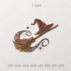 Può includere: Un ricamo con un cappello da strega e una scopa nei toni del marrone e del viola, con dettagli a stella. Il testo "7 taglie" è sopra il disegno. Sotto, estensioni di file: .DST .EXP .XXX .HUS .JEF .PES .VIP .VP3.