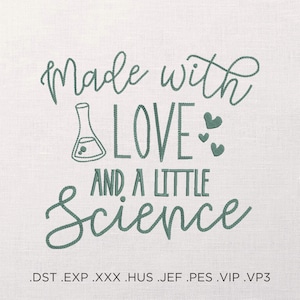 Può includere: Ricamo verde su uno sfondo di tessuto bianco. Il disegno dice "Made with love and a little science" con un becher e cuori. Il testo in basso dice ".DST .EXP .XXX .HUS .JEF .PES .VIP .VP3"