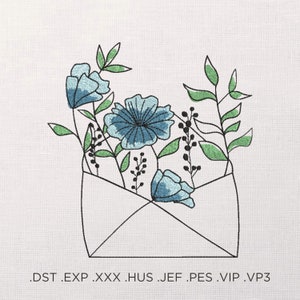 Puede incluir: Un diseño de bordado digital de un ramo de flores azules dentro de un sobre blanco. El diseño está etiquetado con los formatos de archivo: .DST, .EXP, .XXX, .HUS, .JEF, .PES, .VIP, .VP3.