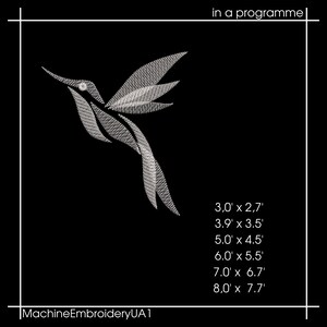 Puede incluir: Un dise&ntilde;o de colibr&iacute; bordado en blanco sobre un fondo negro. El dise&ntilde;o est&aacute; disponible en varios tama&ntilde;os, que van desde 7,6 cm por 6,9 cm hasta 20,3 cm por 19,6 cm.