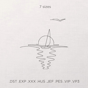Puede incluir: Diseño bordado de un velero al atardecer, con un pájaro en vuelo arriba. El diseño es en hilo negro sobre un fondo de tela blanca. El texto "7 sizes" está encima del diseño.