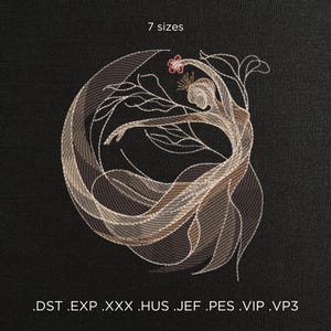 Può includere: Ricamo di una figura aggraziata con tessuto fluente e accenti floreali, nelle tonalità del marrone e del bianco, su sfondo nero. Il testo "7 taglie" è in alto. Sotto, i formati file: .DST .EXP .XXX .HUS .JEF .PES .VIP .VP3.