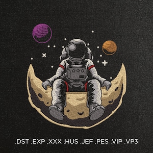 Könnte beinhalten: Ein Astronaut in einem weißen Raumanzug sitzt auf einem Halbmond mit einem violetten Planeten und einem orangefarbenen Planeten im Hintergrund. Der Astronaut trägt einen Helm und eine schwarze Visier. Der Mond ist hellbraun und hat eine kraterförmige Oberfläche. Der Hintergrund ist schwarz mit weißen Sternen.