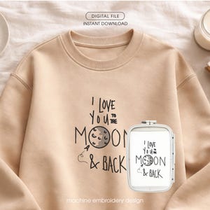 Puede incluir: Una taza de cerámica blanca con un asa negra y el texto "But First, Coffee" en negrita negra. La taza está sobre una superficie de madera. La taza mide aproximadamente 10 cm de alto.