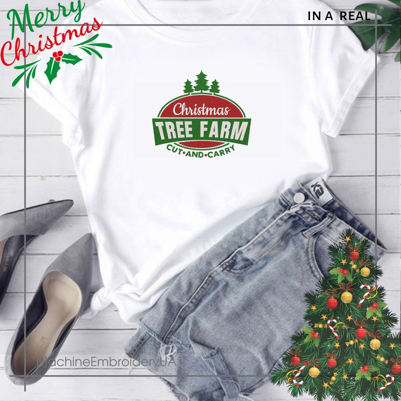 K&ouml;nnte beinhalten: Wei&szlig;es T-Shirt mit einem gr&uuml;n-roten Weihnachtsbaum-Farm-Logo. Das Logo zeigt den Text "Christmas Tree Farm" mit den Worten "Cut and Carry" darunter.