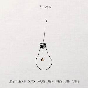 Puede incluir: Un dibujo de línea negra de una bombilla con una luz en forma de corazón en su interior. La bombilla está colgada de un cable con un lazo en la parte superior. El texto "7 tamaños" está por encima de la bombilla y el texto ".DST .EXP .XXX .HUS .JEF .PES .VIP .VP3" está por debajo de la bombilla.