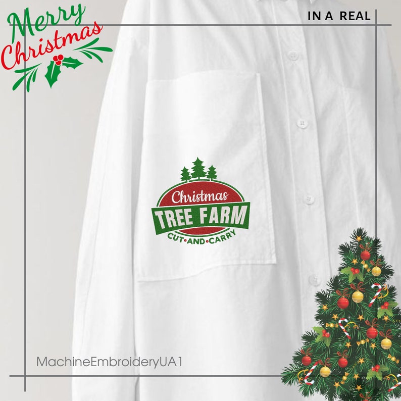 K&ouml;nnte beinhalten: Wei&szlig;es Hemd mit Kn&ouml;pfen und einem gestickten Weihnachtsbaum-Farm-Logo in Rot und Gr&uuml;n auf der Tasche. Der Text auf dem Logo lautet "Christmas Tree Farm Cut and Carry".