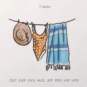 Könnte beinhalten: Eine Stickerei mit einer Strandszene. Sie zeigt einen Strohhut, einen Badeanzug mit Herzmustern und ein blau-weiß gestreiftes Strandtuch, das an einer Wäscheleine hängt. Der Text "7 sizes" steht darüber.