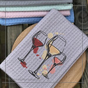K&ouml;nnte beinhalten: Ein graues K&uuml;chentuch mit Waffelstruktur zeigt ein gesticktes Design mit drei Weingl&auml;sern mit rotem, wei&szlig;em und rosafarbenem Wein. Die Gl&auml;ser sind teilweise gef&uuml;llt und haben Weintropfen, die um sie herum versch&uuml;ttet wurden. Der Text "MachineEmbroideryUA" ist in der linken unteren Ecke sichtbar.