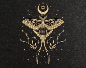 Puede incluir: Diseño de bordado dorado de una polilla con una luna creciente y estrellas sobre un fondo negro. El diseño incluye el texto "8 tamaños" y ".DST .EXP .XXX .HUS .JEF .PES .VIP .VP3".