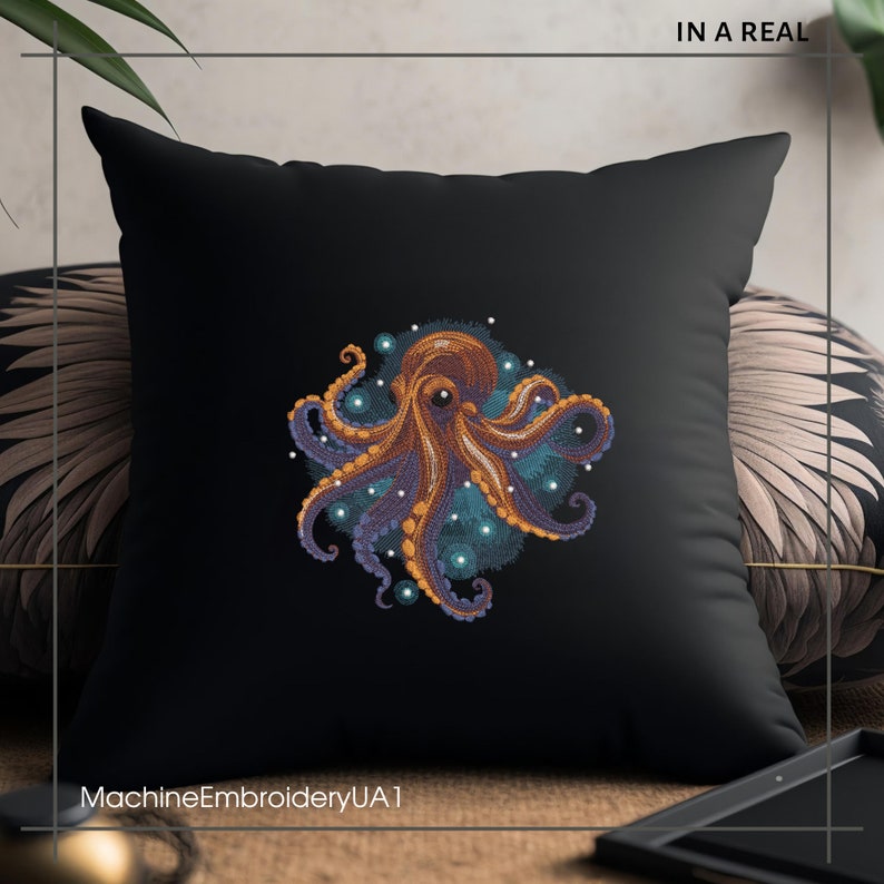 Puede incluir: Una almohada negra con un dise&ntilde;o de pulpo bordado de colores. El pulpo est&aacute; rodeado de un remolino azul y morado con puntos blancos. El texto "MachineEmbroideryUA1" est&aacute; en la parte inferior de la almohada.