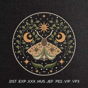 Può includere: Disegno ricamato di una falena con stelle e lune crescenti in un cerchio. La falena è verde e marrone con accenti dorati. Lo sfondo è nero.